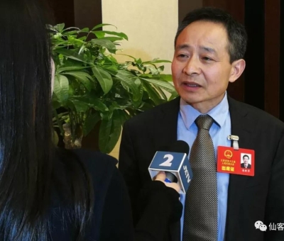兩會上提了什么？這位人大代表再成各路媒體追逐焦點！