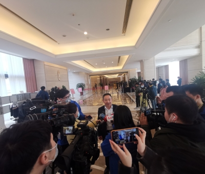 努力推進(jìn)綠色有機(jī)農(nóng)產(chǎn)品、中醫(yī)藥、文化和旅游等產(chǎn)業(yè)重要基地建設(shè) 江西仙客來(lái)董事長(zhǎng)潘新華參加省十三屆人大五次會(huì)議積極建言獻(xiàn)策