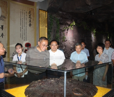 九江職業(yè)大學(xué)黨委書(shū)記，市教育局黨委書(shū)記、局長(zhǎng)熊穎蒞臨仙客來(lái)公司走訪調(diào)研