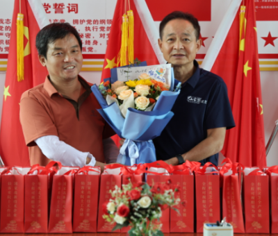 潘新華等愛(ài)心人士走訪(fǎng)慰問(wèn)一線(xiàn)教師