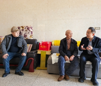 情暖烈屬！潘新華等愛心人士走訪慰問黃治仁烈士家屬